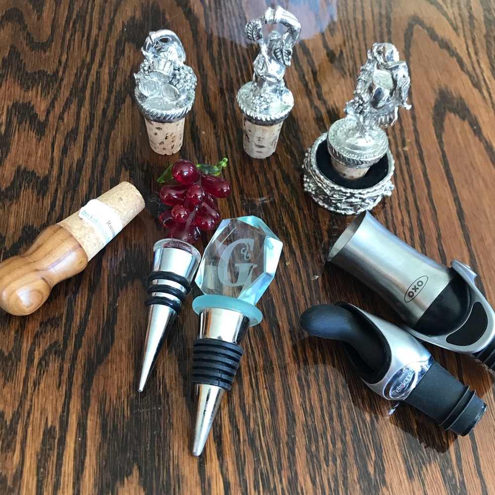 Bundle: Wine corks- stoppers- pourers